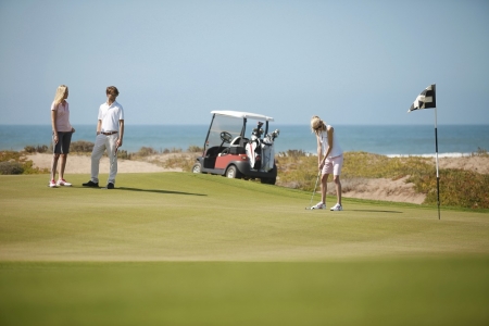 Des joueurs sur le green du golf de Mazagan.