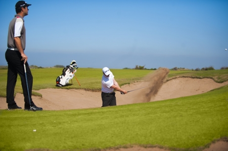 Une sortie du bunker sur le golf de Mazagan.